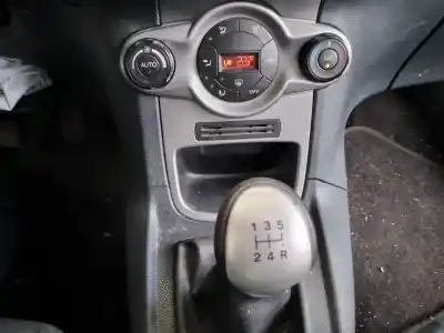 Véhicule à la ferraille ford fiesta (cb1) trend de l'année 2010 alimenté spjc