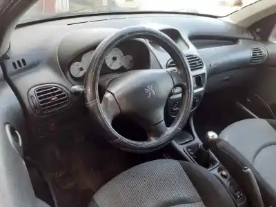 Sloopvoertuig peugeot 206 berlina x-line van het jaar 2005 aangedreven 8hz