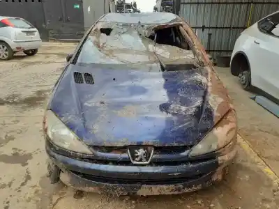 Veicolo di demolizione PEUGEOT 206 BERLINA  dell'anno 2001 alimentato KFW