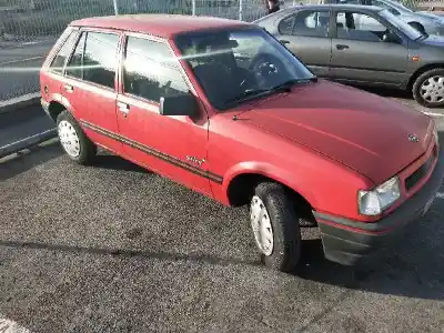 Veículo de Sucata opel corsa a swing do ano 1990 alimentado 12nv
