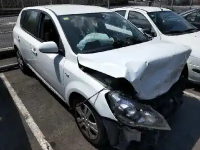 Veículo de Sucata KIA CEE´D Drive do ano 2010 alimentado D4FB-W