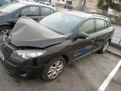 Véhicule à la ferraille RENAULT                                            MEGANE III SPORT TOURER                                                                                                                                                                                                                                    1.5 dCi Diesel FAP                                                                                                                                                                                                                                         de l'année 2011 alimenté K9K J8