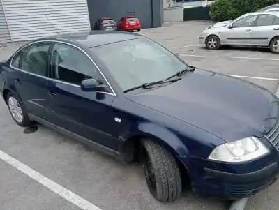 Vehículo de desguace VOLKSWAGEN PASSAT BERLINA (3B3) Comfortline del año 2003 con motor AVF