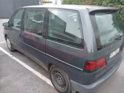 Véhicule à la ferraille peugeot 806 srdt de l'année 1994 alimenté p8c