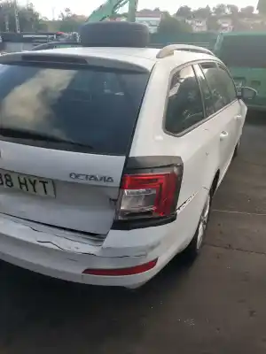 Veículo de Sucata skoda octavia combi (5e5) ambition do ano 2013 alimentado ckf