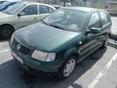 Vehículo de desguace VOLKSWAGEN POLO (6N2)  del año 2000 con motor AKK