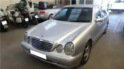 Verschrottungsfahrzeug MERCEDES-BENZ CLASE E (BM 210) BERLINA M112914 des Jahres 2001 angetrieben M112914