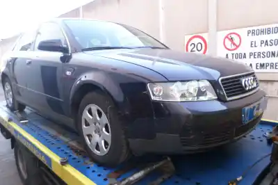 Veículo de Sucata audi a4 berlina 2.0 20v do ano 2002 alimentado 