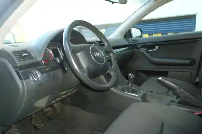 Veículo de Sucata audi a4 berlina 2.0 20v do ano 2002 alimentado 