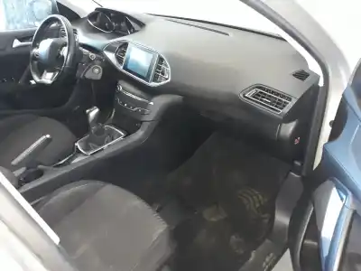 Véhicule à la ferraille peugeot 308 active de l'année 2015 alimenté 9h06