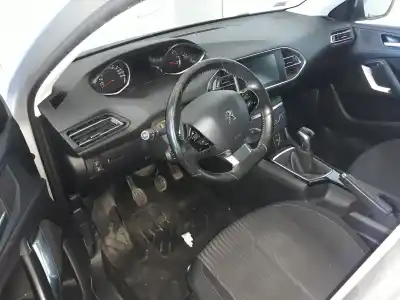 Véhicule à la ferraille peugeot 308 active de l'année 2015 alimenté 9h06