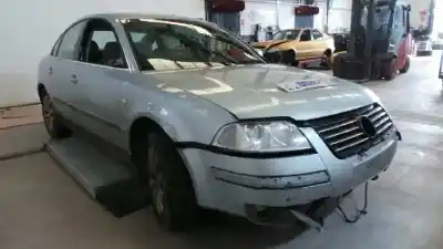 Vehículo de desguace VOLKSWAGEN PASSAT BERLINA (3B3) 1.9 TDI del año 2004 con motor AWX