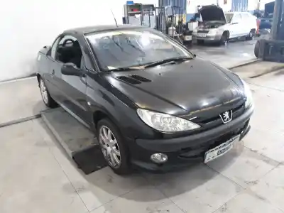 Véhicule à la ferraille peugeot 206 cc 2.0 16v de l'année 2001 alimenté rfn