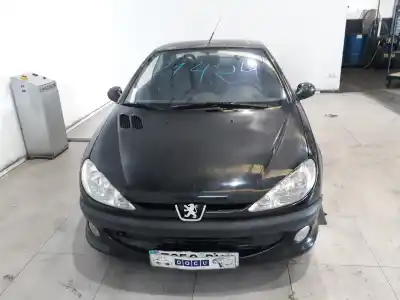 Véhicule à la ferraille peugeot 206 cc 2.0 16v de l'année 2001 alimenté rfn