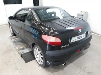 Véhicule à la ferraille peugeot 206 cc 2.0 16v de l'année 2001 alimenté rfn