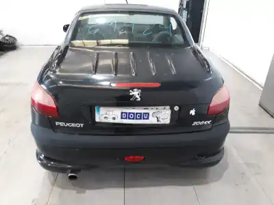 Véhicule à la ferraille peugeot 206 cc 2.0 16v de l'année 2001 alimenté rfn