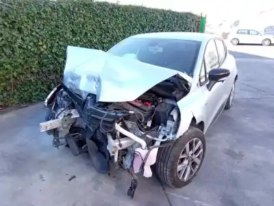 Veicolo di demolizione RENAULT CLIO IV 0.9 dell'anno 2019 alimentato H4B408