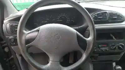 Veículo de Sucata chrysler voyager (gs) 2.5 td do ano 2000 alimentado 425clirsx