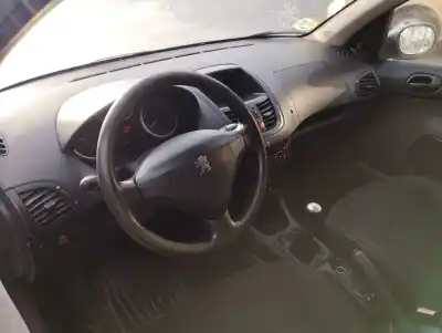 Véhicule à la ferraille peugeot 206+ básico de l'année 2011 alimenté 8h01