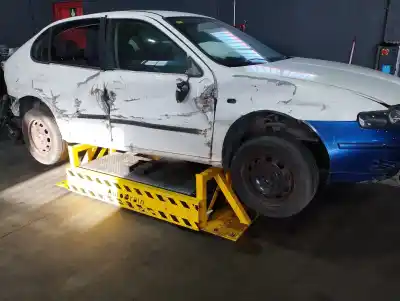 Здавання транспортного засобу seat leon (1m1) stella року 2003 потужний aqm