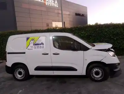 Véhicule à la ferraille toyota proace verso * de l'année 2023 alimenté yh01