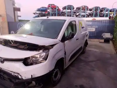 Véhicule à la ferraille toyota proace verso * de l'année 2023 alimenté yh01