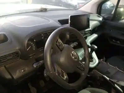 Véhicule à la ferraille toyota proace verso * de l'année 2023 alimenté yh01