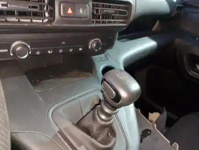 Véhicule à la ferraille toyota proace verso * de l'année 2023 alimenté yh01