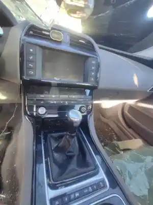 Veículo de Sucata jaguar xe 2.0 d do ano 2015 alimentado 204dtd