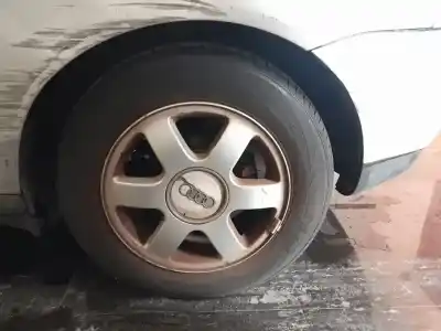 Véhicule à la ferraille audi a3 (8l1) 1.6 de l'année 2000 alimenté akl