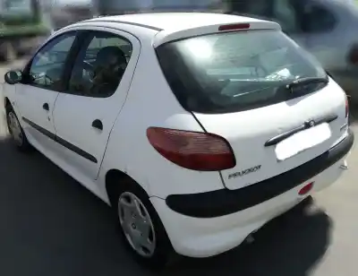 Véhicule à la ferraille peugeot                                            206 berlina                                                                                                                                                                                                                                                1.4 hdi                                                                                                                                                                                                                                                    de l'année 2002 alimenté 8hx