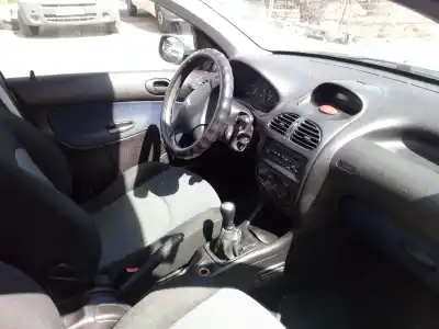 Véhicule à la ferraille peugeot                                            206 berlina                                                                                                                                                                                                                                                1.4 hdi                                                                                                                                                                                                                                                    de l'année 2002 alimenté 8hx