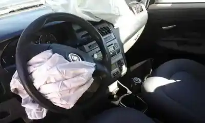 Veículo de Sucata fiat linea (323_, 110_) 1.3 d multijet (323axb11 323axb1a) do ano 2010 alimentado 199a3000