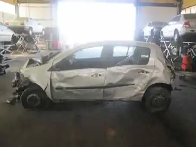 Sloopvoertuig renault clio iii emotion van het jaar 2006 aangedreven d4f d7