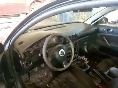 Veículo de Sucata volkswagen passat berlina (3b2) trendline do ano 1999 alimentado ajm