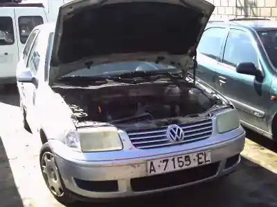 Veicolo di demolizione VOLKSWAGEN POLO BERLINA (6N2) 1.4 16V dell'anno 2000 alimentato AUA