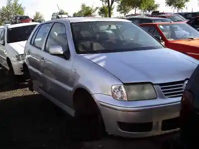 Veículo de Sucata volkswagen polo berlina (6n2) 1.4 16v do ano 2000 alimentado aua