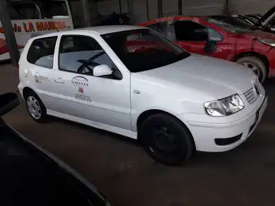 Veículo de Sucata volkswagen polo berlina (6n2) 1.4 tdi do ano 2001 alimentado amf