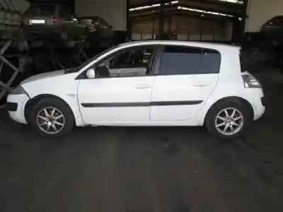 Sloopvoertuig renault megane ii sedán (lm0/1_) 1.9 dci (lm0g lm1g lm2c) van het jaar 2003 aangedreven f9qb8