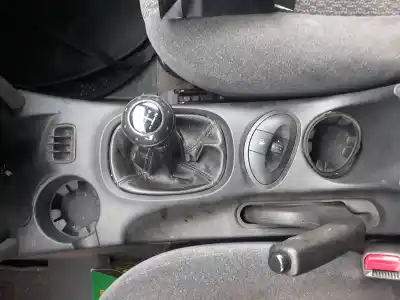 Veicolo di demolizione hyundai santa fe (sm) 2.0 crdi cat dell'anno 2001 alimentato d4ea