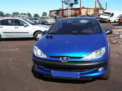 Veicolo di demolizione peugeot 206 cc cc dell'anno 2001 alimentato nfu
