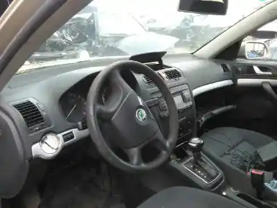 Veículo de Sucata skoda octavia berlina (1z3) trend do ano 2004 alimentado bkc