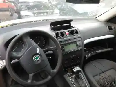 Veículo de Sucata skoda octavia berlina (1z3) trend do ano 2004 alimentado bkc