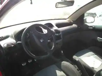 Veicolo di demolizione peugeot 206 cc cc dell'anno 2002 alimentato nfu