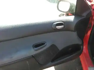 Veicolo di demolizione peugeot 206 cc cc dell'anno 2002 alimentato nfu