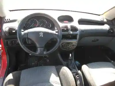 Veicolo di demolizione peugeot 206 cc cc dell'anno 2002 alimentato nfu