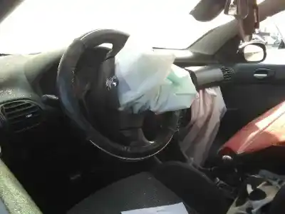 Veicolo di demolizione peugeot 206 cc cc dell'anno 2003 alimentato rfn