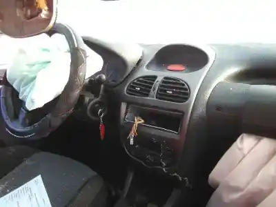 Veicolo di demolizione peugeot 206 cc cc dell'anno 2003 alimentato rfn