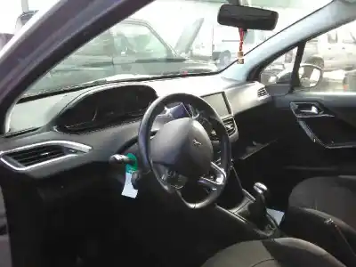 Veicolo di demolizione peugeot 208 style dell'anno 2015 alimentato hm01