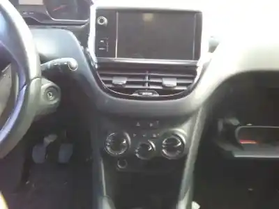 Veicolo di demolizione peugeot 208 style dell'anno 2015 alimentato hm01